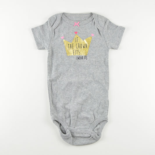 Si The Crown Fits Onesie 12 meses