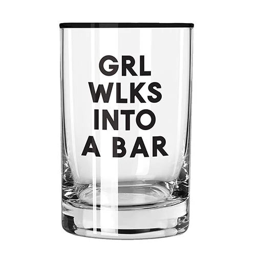 Chicas entran a un bar con un vaso de whisky